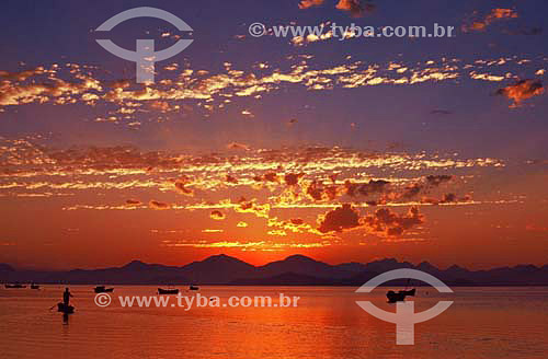  Fisherman and mountain silhouette at sunset - Orange sky with clouds - Superagui National Park - Parana state - Brazil - May 2001 