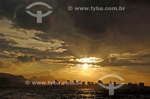  Silhouette of buildings during sunset at Rio de Janeiro city downtown - Rio de Janeiro state  - Brazil - february 2006 