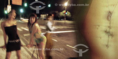  Arm of a man tattooed in the foreground and women and transvestites seducing pedestrians in the bohemian neighborhood of Lapa - Rio de Janeiro city - Rio de Janeiro state - Brasil 