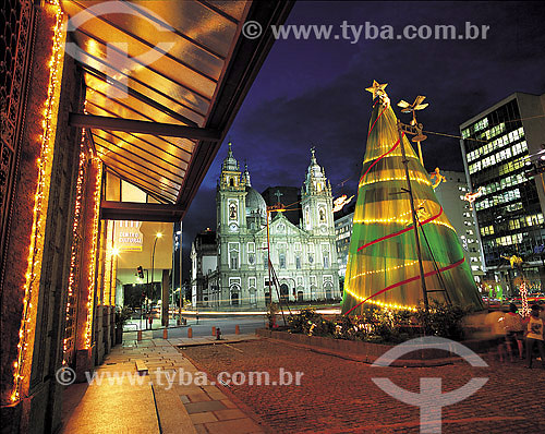  Christmas tree in front of Banco do Brasil Cultural Center with Candelaria church on the background - Rio de Janeiro city center - Rio de Janeiro state - Brazil 