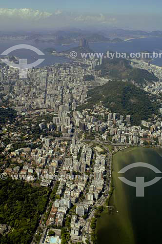  Aerial view of Jardim Botanico and Botafogo neighborhoods with Rodrigo de Freitas lagoon in the foreground and Sugar Loaf Mountain in the background - Rio de Janeiro city - Rio de Janeiro state - Brazil - April 2006 