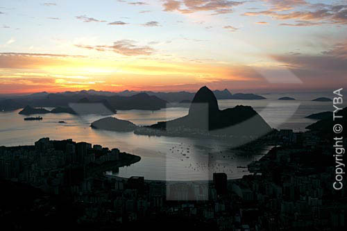  View of Sugar Loaf Mountain with the lights of Botafogo Cove in the foreground  - Rio de Janeiro city - Rio de Janeiro state (RJ) - Brazil