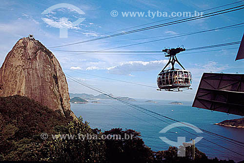  Sugar Loaf* cable-car with view of Guanabara bay entrance in the backround - Rio de Janeiro city - Rio de Janeiro state - Brazil  * Commonly called Sugar Loaf Mountain, the entire rock formation also includes Urca Mountain and Sugar Loaf itself (the 