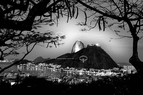  View of the Sugar Loaf Mountain* at sunset with the lights of Botafogo Cove in the foreground - Rio de Janeiro city - Rio de Janeiro state - Brazil  * Commonly called Sugar Loaf Mountain, the entire rock formation also includes Urca Mountain and Sug 