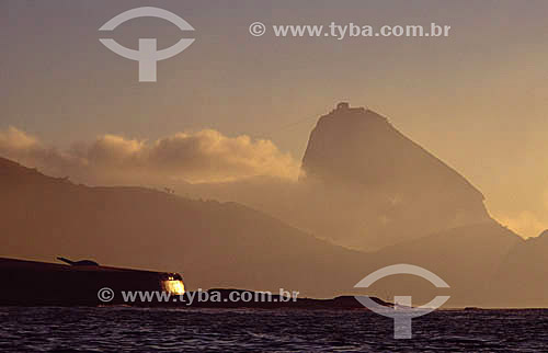  Fort and the Sugar Loaf Mountain* in the background - Guanabara Bay - Rio de Janeiro city - Rio de Janeiro state - Brazil  * Commonly called Sugar Loaf Mountain, the entire rock formation also includes Urca Mountain and Sugar Loaf itself (the taller 