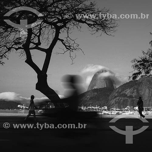  Leisure - silhouette of persons walking along the Botafogo Beach with the Sugar Loaf Mountain* in the background - Rio de Janeiro city - Rio de Janeiro state - Brazil   *Commonly called Sugar Loaf Mountain, the entire rock formation also includes Ur 