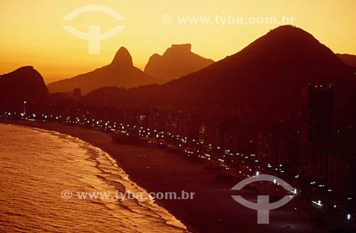  Copacabana beach with montains in the background - Rio de Janeiro city - Rio de Janeiro state - Brazil 