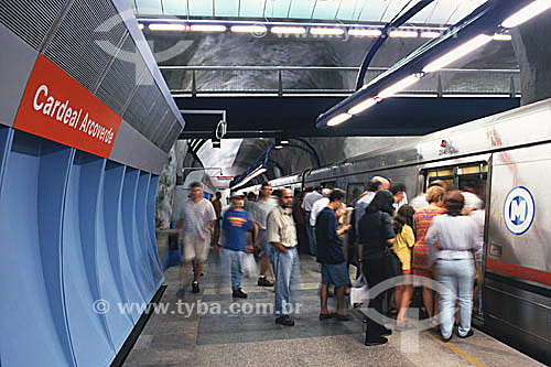  People entering onto the subway at Cardeal Arcoverde Station - Copacabana - Rio de Janeiro city - Rio de Janeiro state - Brazil 