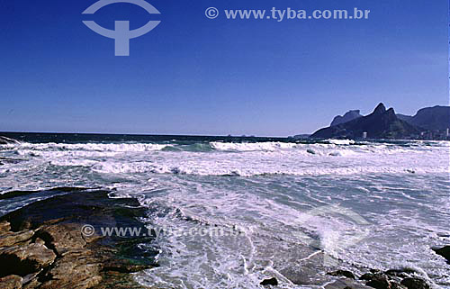  Ipanema Beach as seen from Arpoador Rock with Pedra da Gavea (Rock of Gavea) and Morro Dois Irmaos (Two Brothers Mountain)* in the background - Rio de Janeiro city - Rio de Janeiro state - Brazil 