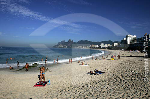  Ipanema Beach, with the Morro Dois Irmaos (Two Brothers Mountain) in the background  - Rio de Janeiro city - Rio de Janeiro state (RJ) - Brazil