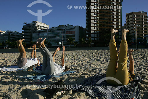  People practicing Tai-chi at Ipanema beach  - Rio de Janeiro city - Rio de Janeiro state (RJ) - Brazil