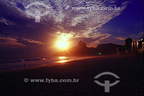  The sunset at Ipanema Beach with the Morro Dois Irmaos (Two Brothers Mountain) in the background - Rio de Janeiro city - Rio de Janeiro state - Brazil 