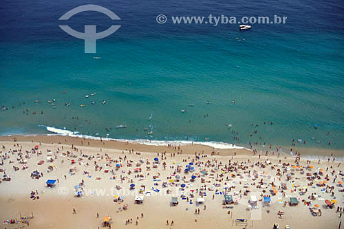  Aerial view of Ipanema beach with people at the sand and the sea in the background - Rio de Janeiro city - Rio de Janeiro state - Brazil 