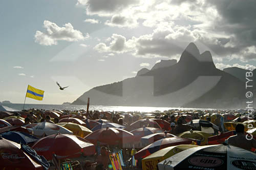  Summer - People and sunshade at Ipanema Beach - Rio de Janeiro city - Rio de Janeiro state - Brazil 