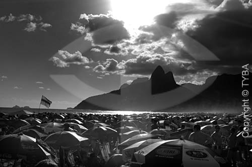  Summer - People and sunshades at Ipanema Beach - Rio de Janeiro city - Rio de Janeiro state - Brazil 