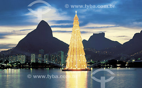  Christmas Tree at Rodrigo de Freitas Lagoon, with Gavea Stone and Two Brothers  Mountain on the background - Rio de Janeiro city - Rio de Janeiro state - Brazil 