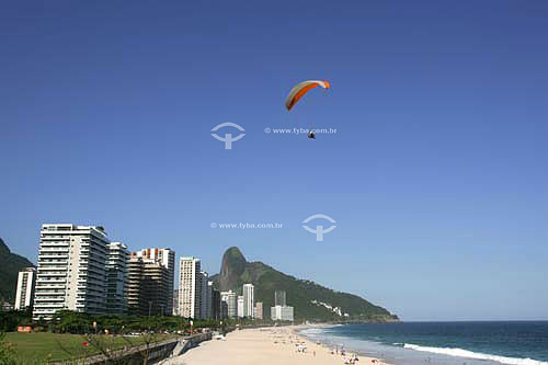  Parachuting at Sao Conrado beach  - Rio de Janeiro city - Rio de Janeiro state (RJ) - Brazil