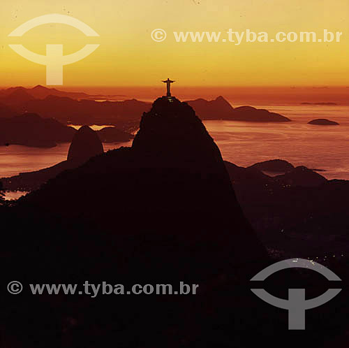  Cristo Redentor (Christ the Redeemer), the Sugar Loaf Mountain and Guanabara Bay at sunset - Rio de Janeiro city - Rio de Janeiro state - Brazil 