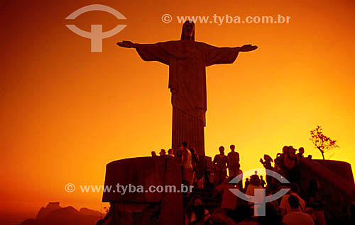  Turists around the Cristo Redentor (Christ the Redeemer) in the late evenning - Rio de Janeiro city - Rio de Janeiro state - Brazil 