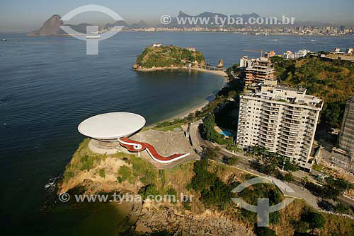  Aerial view of the Guanabara Bay with MAC (Museum of Contemporary Art of Niteroi city)* in the foreground and the Sugar Loaf in the background - Boa Viagem neighbourhood - Niteroi city - Rio de Janeiro state - Brazil - July of 2006  * Project by the 