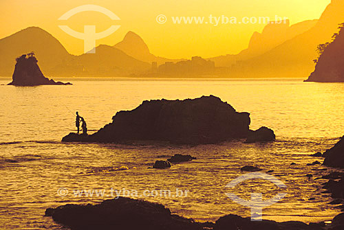  Itapuca Beach with Rio de Janeiro city mountains in the background - Niteroi city - Rio de Janeiro state - Brazil 