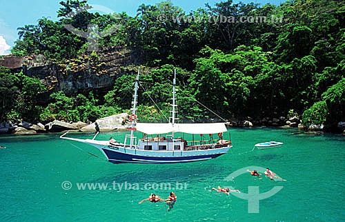  Tourists taking a swim off of one of the many beaches of Angra dos Reis - Costa Verde (Green Coast) - Rio de Janeiro state - Brazil 