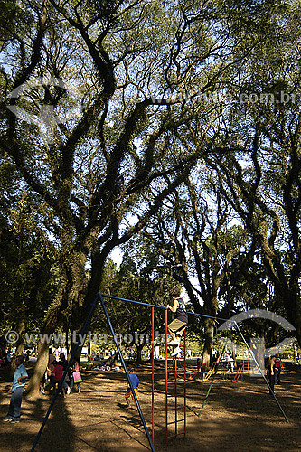  Children playing at Ibirapuera Park - Sao Paulo city - Sao Paulo state - Brazil 