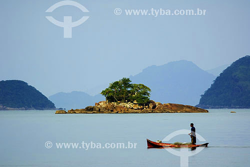  Fisherman rowing in small canoe - Ubatuba region - Sao Paulo state - Brazil - april 2007 
