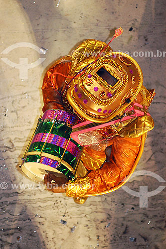  Member of Mangueira samba school at the 2005 carnival parade - Rio de Janeiro city - Rio de Janeiro state - Brazil 