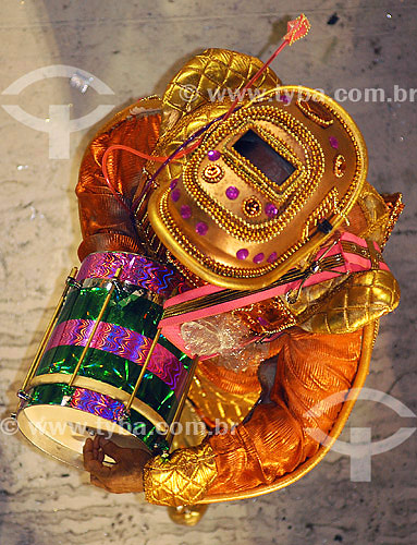  Member of Mangueira samba school at the 2005 carnival parade - Rio de Janeiro city - Rio de Janeiro state - Brazil 