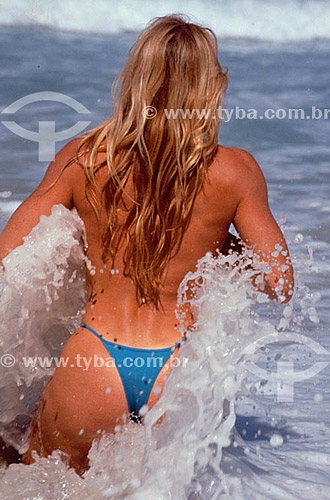  Women wearing biquini entering in the sea 