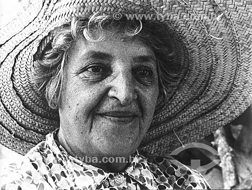  Elder - Grand mother - Mrs. Alexandrina using a straw hat 