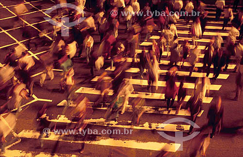  Pedestrians crossing the street - Rio de Janeiro city - Rio de Janeiro state - Brazil 
