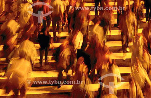  Pedestrians crossing the street - Rio de Janeiro city - Rio de Janeiro state - Brazil 
