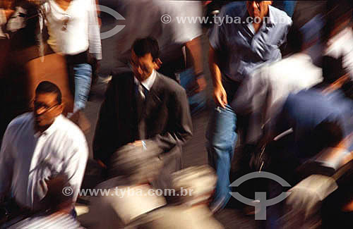  Pedestrians crossing the street - Rio de Janeiro city - Rio de Janeiro state - Brazil 