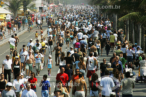  People walking at Vieira Souto avenue in Ipanema neighbourhood  - Rio de Janeiro city - Rio de Janeiro state (RJ) - Brazil