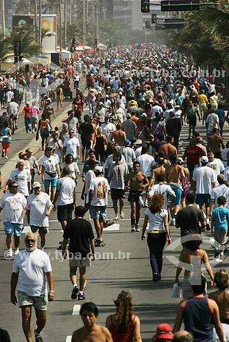  People walking at Vieira Souto avenue in Ipanema neighbourhood  - Rio de Janeiro city - Rio de Janeiro state (RJ) - Brazil