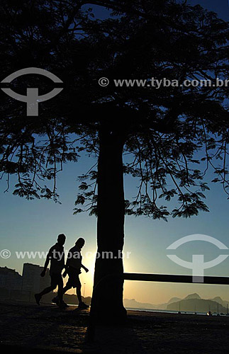  Leisure - silhouette of people walking at the Botafogo promenade in the sunrise - Rio de Janeiro city - Rio de Janeiro state - Brazil 