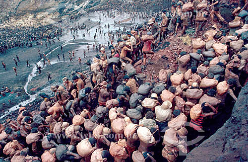  Crowd at gold mine - Serra Pelada - Para state - Brazil 