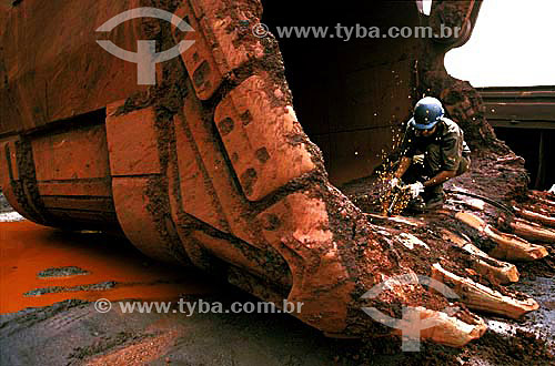  Subject: Worker repairing machinery used in the extraction of iron ore in the Carajas Mountain Range - Rio Doce Vale Company / Place: Carajas city - Para state (PA) - Brazil / Date: 2003 