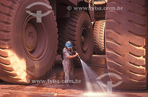  Subject: Worker washing truck for transporting ore - Rio Doce Vale Company / Place: Carajas city - Para state (PA) - Brazil / Date: 2003 