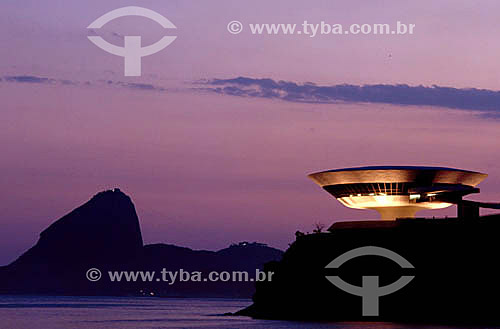  Contemporary Art Museum (MAC) with the Sugar Loaf Mountain in the background - Niteroi city - Rio de Janeiro state - Brazil 