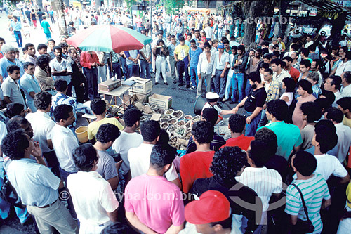  Crowd around a Medicinal herbs stand for Alternative Medicine - City center of the Rio de Janeiro - Rio de Janeiro state - Brazil - 19-12-1989 