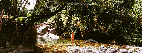  Couple on the river - Atlantic Rainforest - Serrinha (Little Mountain Range) - Itatiaia city - Rio de Janeiro state - Brazil 