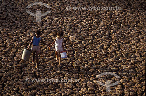  Subject: Children with buckets for water during the drought in the Northeast / Place: Quixada city - Ceara state (CE) - Brazil / Date: 2004 