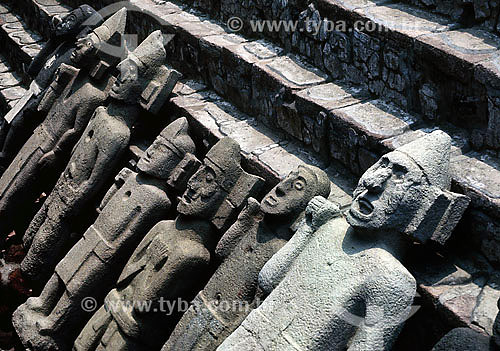  Statues next to pyramid - Mexico 