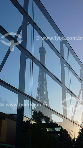  Reflex of the Eiffel tower on the Quai Branly Museum (masterpiece of Jean Nouvel architect) - Paris - France - 10/2007 