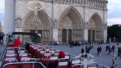  Tourist bus in front of Notre Dame cathedral - Pàris - France - 10/2007 