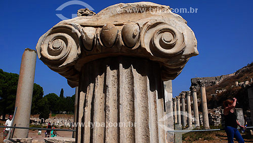  Jonic columns - Ephesus archeological site (100 years BC) - Turkey - 10/2007 