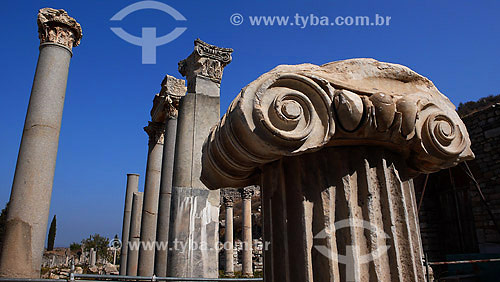 Jonic columns - Ephesus archeological site (100 years BC) - Turkey - 10/2007 